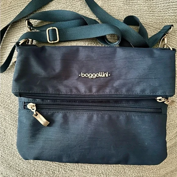 Bargain Water-Resistant Nylon Crossbody Bag - Picture 1 of 4